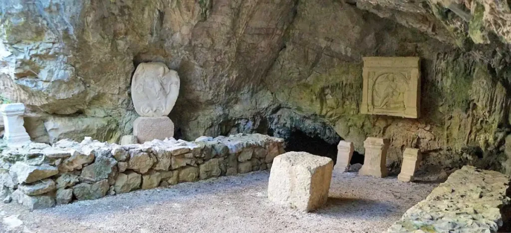İtalyan Mağarası Mithraeum Duino, İtalya, Atlas Obscura, Mitraizm