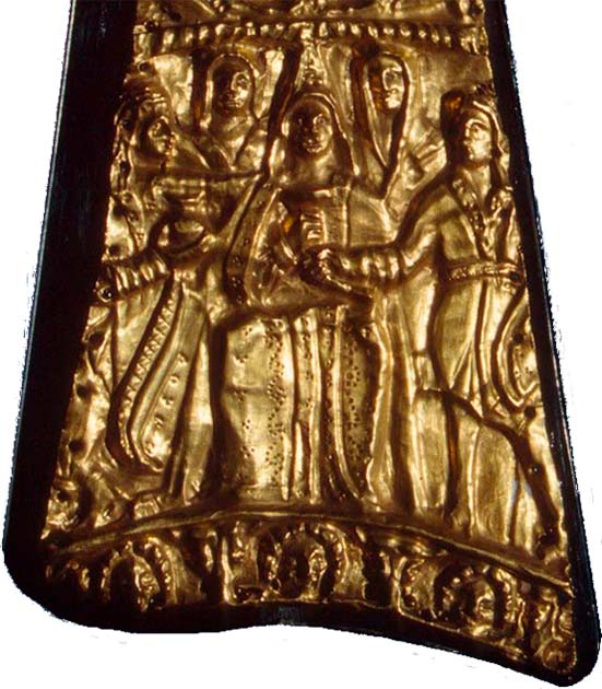 Tanrıça Artimpasa'yı, aralarında sağda bir İskit Şamanları Enaree'nin de bulunduğu rahibelerle çevrili olarak tasvir eden İskit tacı. 