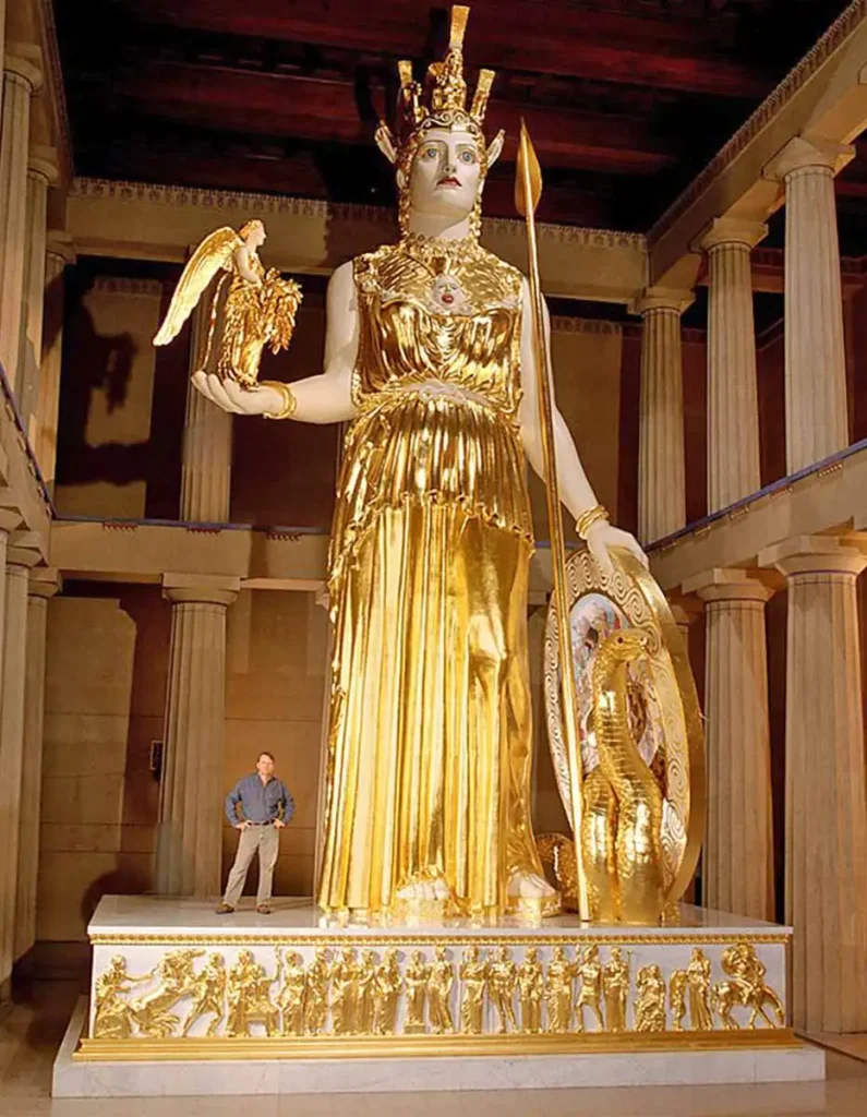 Heykeltıraş Phidias'ın Athena heykelinin Alan LeQuire tarafından 1990 yılında yapılan modern bir rekreasyonu, Nashville Parthenon'da yer almaktadır