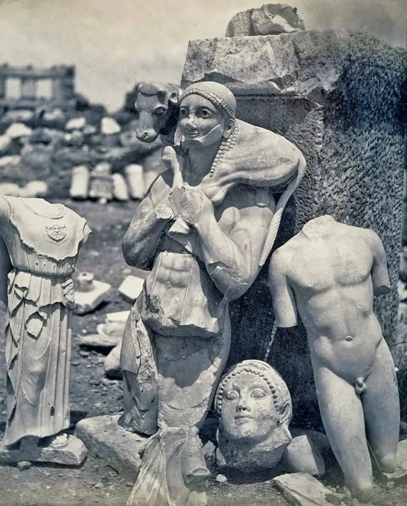 Yeni keşfedilen ve artık meşhur olan Athena ve Buzağı Taşıyıcısı heykellerini gösteren 1864 tarihli fotoğraf, MET aracılığıyla