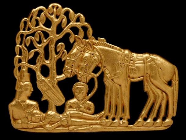 Bir ağacın altında atlı İskitler. Altın kemer plaketi.Sibirya, MÖ 4.-3. yüzyıl (Devlet Ermitaj Müzesi, St Petersburg, 2017 /V. Terebenin)