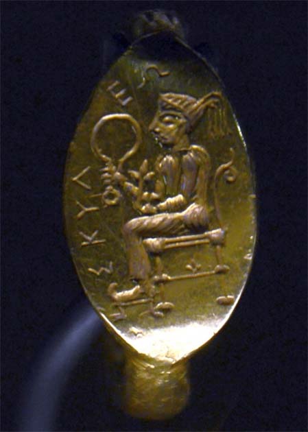 İskit Şamanları Enaree, büyük İskit tanrıçası Artimpasa'nın orgiastik kültünün bir parçasıydı. Resimde, oturan tanrıça Artimpasa, Kral Scyles'in yüzüğünün üzerinde tasvir edilmiştir. 