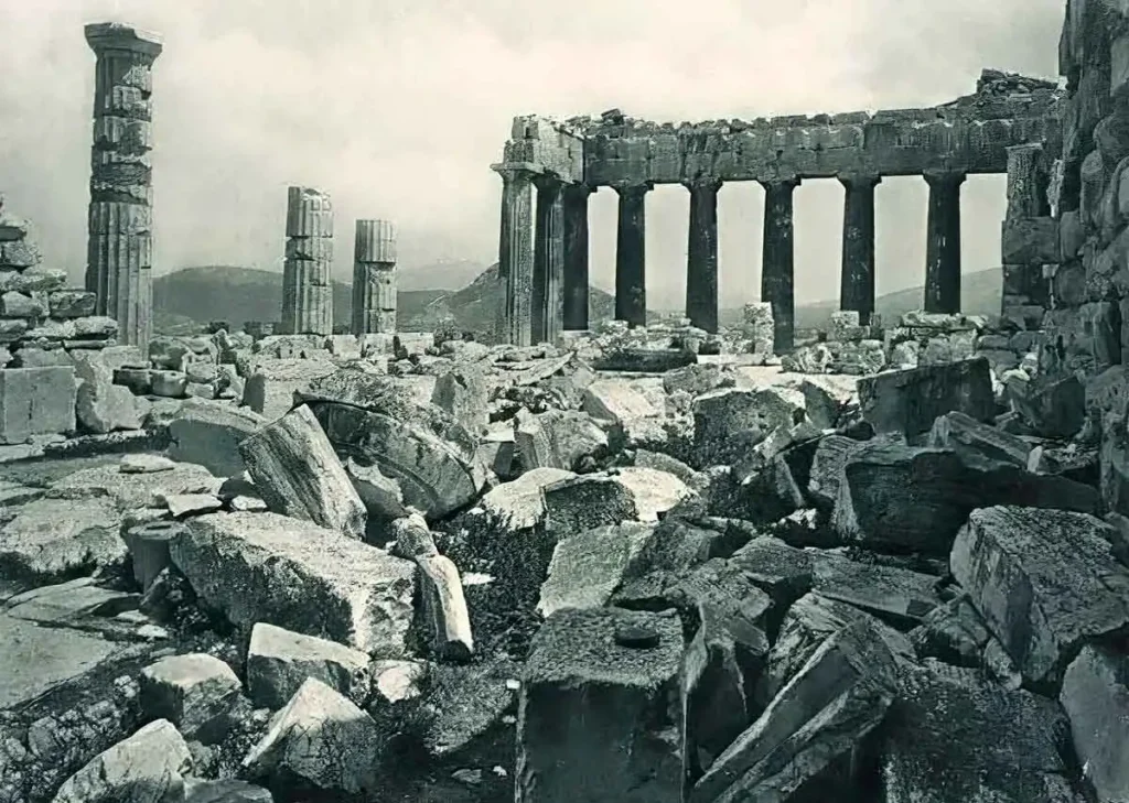 Parthenon'un yıkılmış iç mekanını gösteren tarihsiz bir fotoğraf, Londra'daki V&A Müzesi aracılığıyla