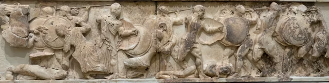 Delphi'deki Siphnian Hazinesi'nden (yaklaşık MÖ 525) Gigantomachy'yi gösteren kuzey frizi. Devler hoplitler olarak temsil edilmiştir. ULUSAL ARKEOLOJİ MÜZESİ, DELFİ 