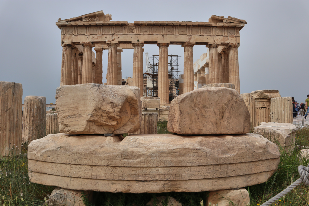  Roma ve Augustus Tapınağı (Atina) kalıntıları