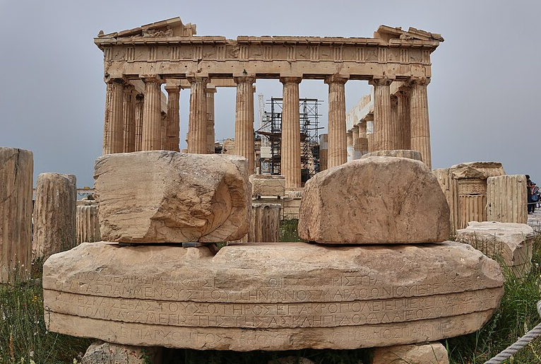 Atina Akropolis Yapıları - Augustus Tapınağı Kalıntıları