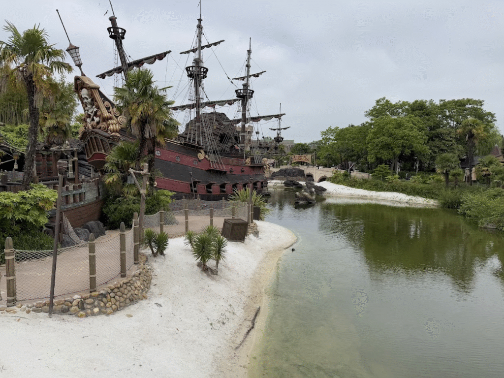 Disneyland Paris Park Advantureland Alanı Korsan Gemisi