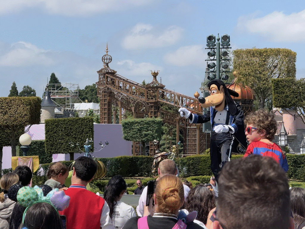 Disneyland Goofy konser verirken