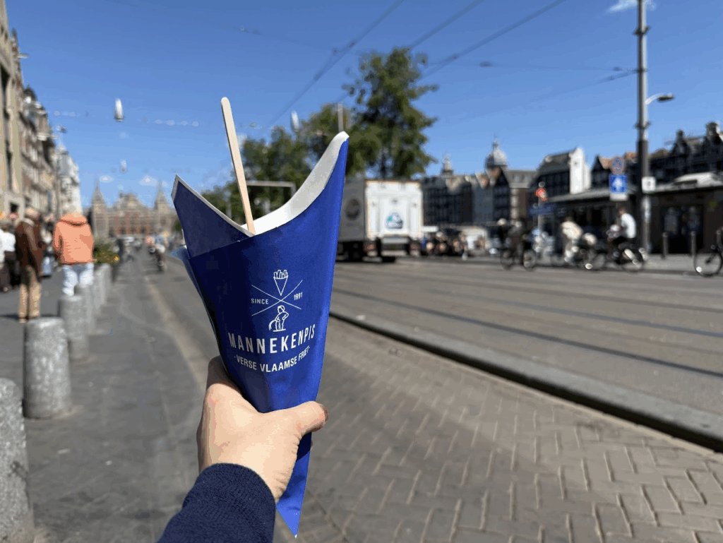 Amsterdam ünlü patatesçi Manneken Pis Damrak