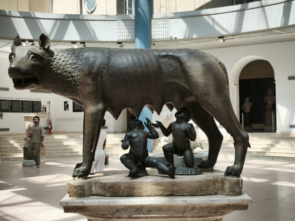 Roma Gezi Rehberi - Capitoline Müzesi - Bebek Remus ve Romulus dişi kurttan süt emerken